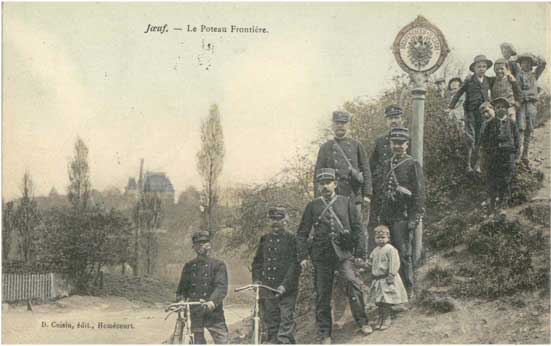 Le poteau frontière et les douaniers au début du XXe siècle